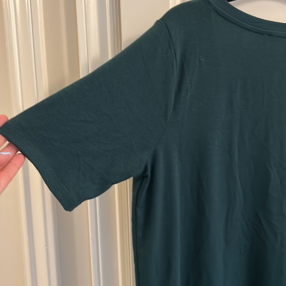 Zenana Short Sleeve V-neck tee NWT - Picture 4 of 7